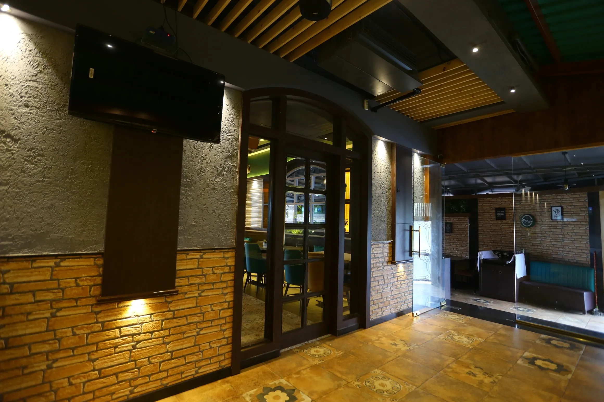 IMPERIAL SPICE KITCHEN & BAR AMBIANCE